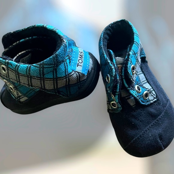 NWT Infant TOMS Navy Canvas Tiny Slip-On Boots Velcro Closure in size 3D - Picture 1 of 7